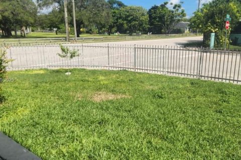 House in Miami, Florida 3 bedrooms, 111.58 sq.m. № 2014663 - photo 14