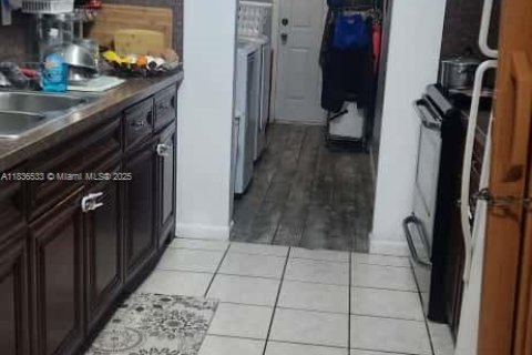 House in Miami, Florida 3 bedrooms, 111.58 sq.m. № 2014663 - photo 5