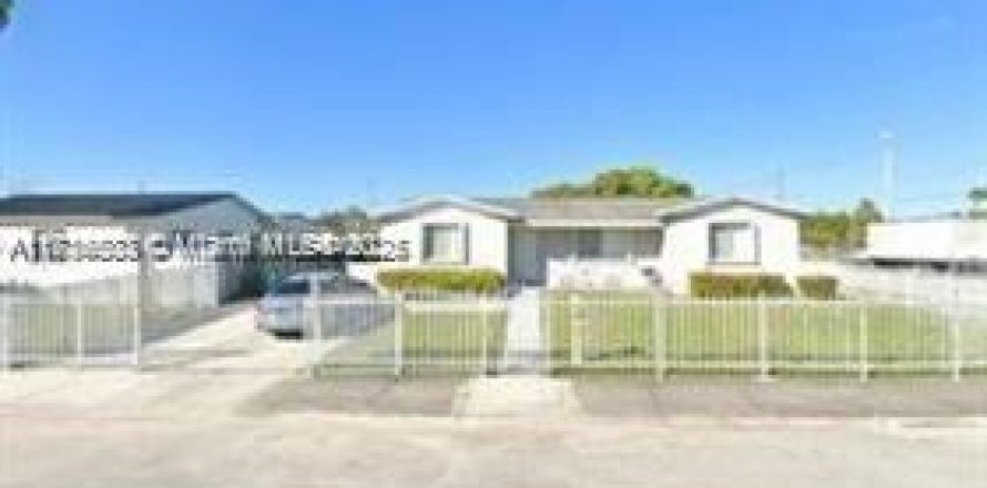 House in Miami, Florida 3 bedrooms, 111.58 sq.m. № 2014663