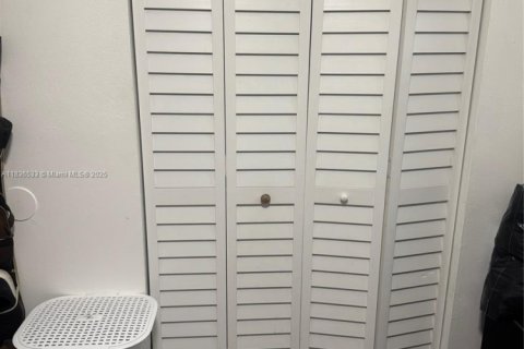 House in Miami, Florida 3 bedrooms, 111.58 sq.m. № 2014663 - photo 8