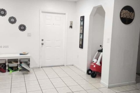 House in Miami, Florida 3 bedrooms, 111.58 sq.m. № 2014663 - photo 2