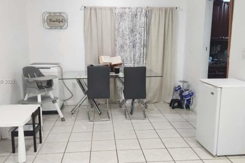 House in Miami, Florida 3 bedrooms, 111.58 sq.m. № 2014663 - photo 6