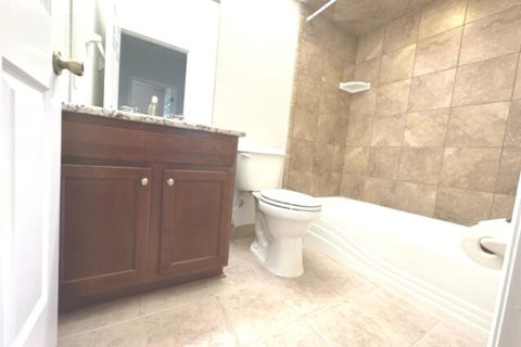 Condo in Winter Haven, Florida, 2 bedrooms № 2237625 - photo 9