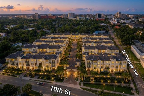 Commercial property in Sarasota, Florida 23 bedrooms, 635.27 sq.m. № 2393992