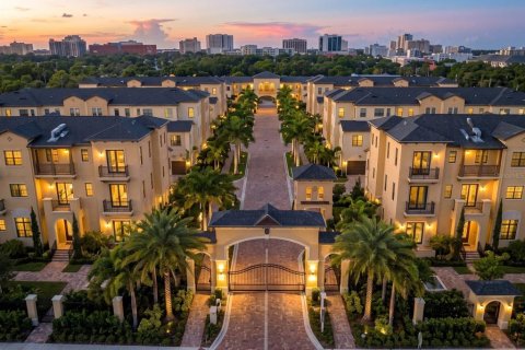 Commercial property in Sarasota, Florida 23 bedrooms, 635.27 sq.m. № 2393992 - photo 2