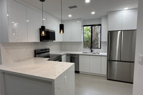 House in Miami, Florida 3 bedrooms, 118.17 sq.m. № 1784055 - photo 7