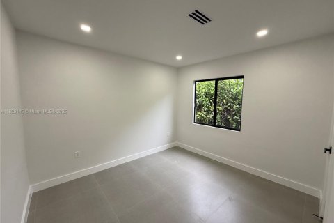 House in Miami, Florida 3 bedrooms, 118.17 sq.m. № 1784055 - photo 4