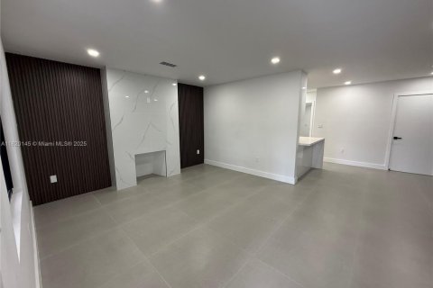 House in Miami, Florida 3 bedrooms, 118.17 sq.m. № 1784055 - photo 3