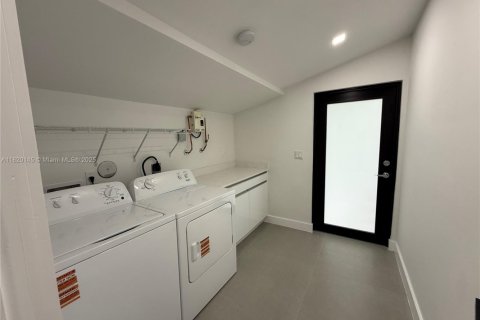 House in Miami, Florida 3 bedrooms, 118.17 sq.m. № 1784055 - photo 9