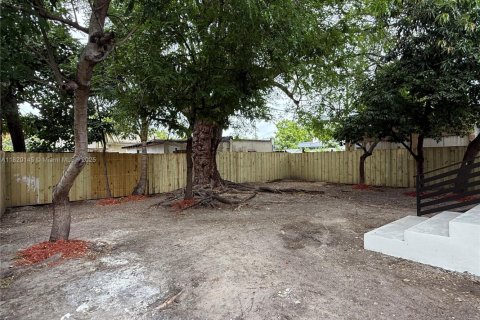 House in Miami, Florida 3 bedrooms, 118.17 sq.m. № 1784055 - photo 12