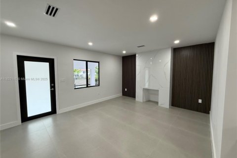 House in Miami, Florida 3 bedrooms, 118.17 sq.m. № 1784055 - photo 6