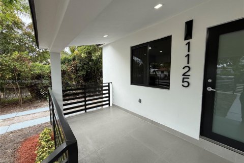 House in Miami, Florida 3 bedrooms, 118.17 sq.m. № 1784055 - photo 2