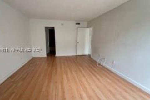 Condo in North Miami, Florida, 1 bedroom  № 2061579 - photo 12