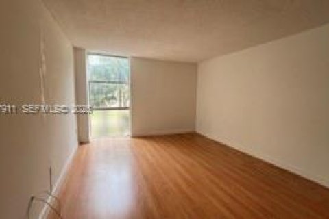 Condo in North Miami, Florida, 1 bedroom  № 2061579 - photo 10
