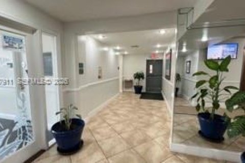 Condo in North Miami, Florida, 1 bedroom  № 2061579 - photo 18