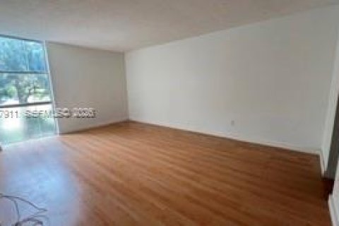 Condo in North Miami, Florida, 1 bedroom  № 2061579 - photo 9