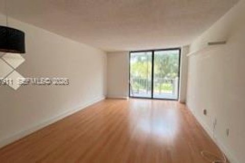 Condo in North Miami, Florida, 1 bedroom  № 2061579 - photo 2