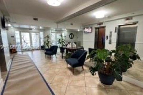 Condo in North Miami, Florida, 1 bedroom  № 2061579 - photo 17