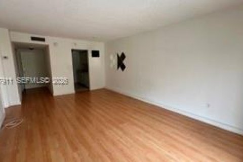 Condo in North Miami, Florida, 1 bedroom  № 2061579 - photo 3