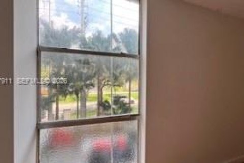 Condo in North Miami, Florida, 1 bedroom  № 2061579 - photo 11