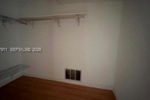 Condo in North Miami, Florida, 1 bedroom  № 2061579 - photo 14