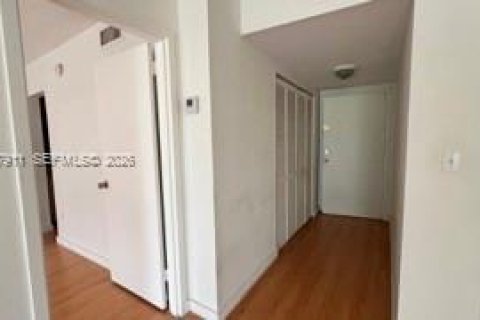 Condo in North Miami, Florida, 1 bedroom  № 2061579 - photo 4