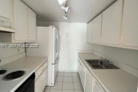 Condo in North Miami, Florida, 1 bedroom  № 2061579 - photo 7