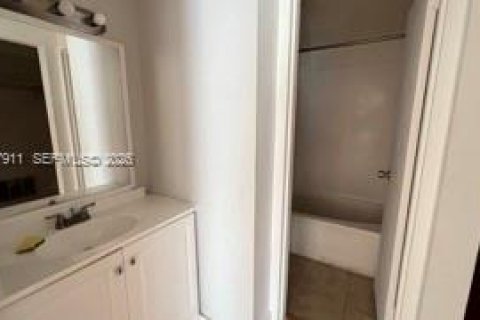 Condo in North Miami, Florida, 1 bedroom  № 2061579 - photo 13