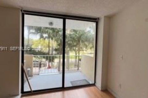 Condo in North Miami, Florida, 1 bedroom  № 2061579 - photo 5
