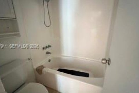 Condo in North Miami, Florida, 1 bedroom  № 2061579 - photo 15