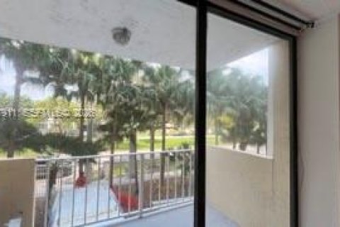 Condo in North Miami, Florida, 1 bedroom  № 2061579 - photo 6