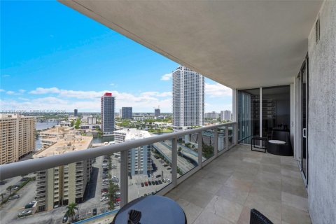 Condo in Hallandale Beach, Florida, 3 bedrooms № 2145714 - photo 28