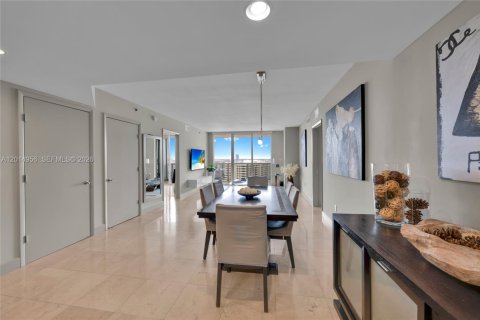 Condo in Hallandale Beach, Florida, 3 bedrooms № 2145714 - photo 13