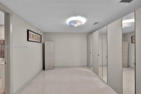 Condo in Hallandale Beach, Florida, 3 bedrooms № 2145714 - photo 21
