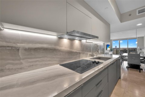 Condo in Hallandale Beach, Florida, 3 bedrooms № 2145714 - photo 2