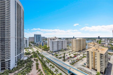 Condo in Hallandale Beach, Florida, 3 bedrooms № 2145714 - photo 29