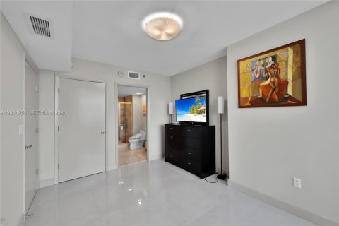 Condo in Hallandale Beach, Florida, 3 bedrooms № 2145714 - photo 26