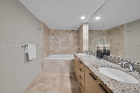 Condo in Hallandale Beach, Florida, 3 bedrooms № 2145714 - photo 18