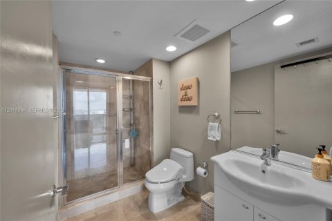 Condo in Hallandale Beach, Florida, 3 bedrooms № 2145714 - photo 27