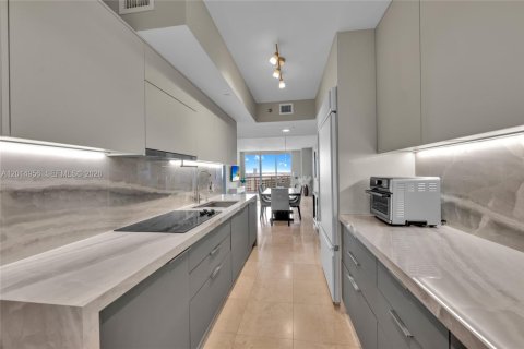 Condo in Hallandale Beach, Florida, 3 bedrooms № 2145714 - photo 3