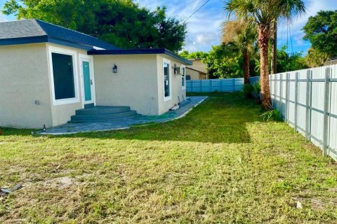 House in Palm Springs, Florida 3 bedrooms, 98.1 sq.m. № 670807 - photo 1