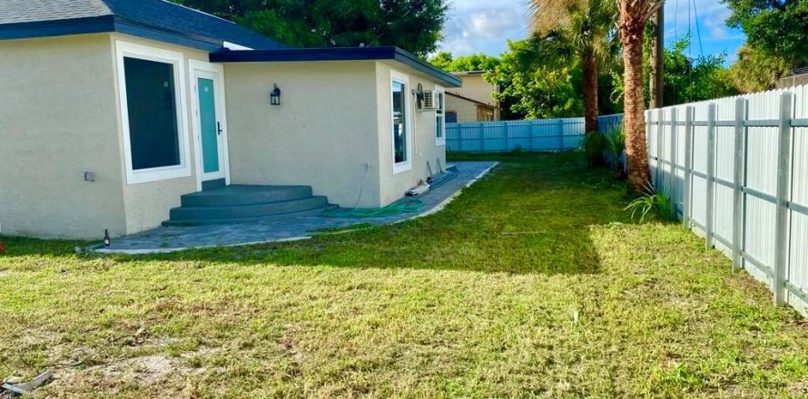 House in Palm Springs, Florida 3 bedrooms, 98.1 sq.m. № 670807