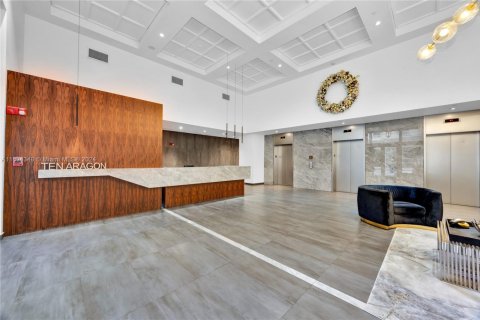 Condo in Coral Gables, Florida, 2 bedrooms  № 1445374 - photo 1