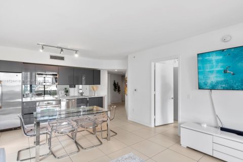 Condo in Miami, Florida, 2 bedrooms  № 2194809 - photo 13