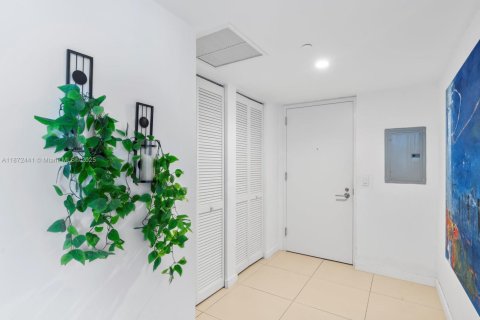 Condo in Miami, Florida, 2 bedrooms  № 2194809 - photo 2