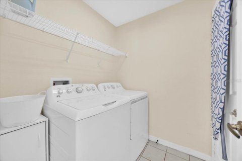 House in Davenport, Florida 5 bedrooms, 217.86 sq.m. № 1806911 - photo 8