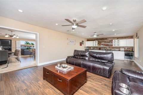 Casa en venta en Miami, Florida, 4 dormitorios, 162.39 m2 № 1951091 - foto 14
