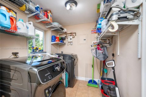 Casa en venta en Miami, Florida, 4 dormitorios, 162.39 m2 № 1951091 - foto 15