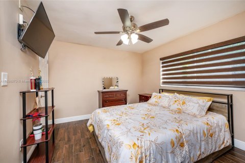 Casa en venta en Miami, Florida, 4 dormitorios, 162.39 m2 № 1951091 - foto 18