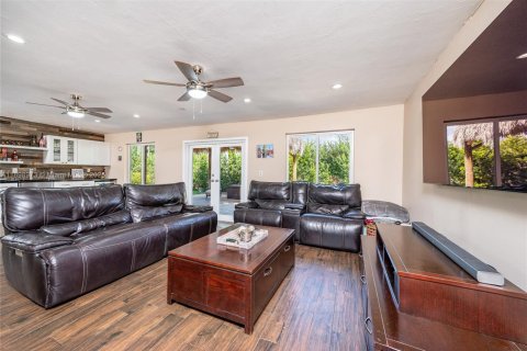 Casa en venta en Miami, Florida, 4 dormitorios, 162.39 m2 № 1951091 - foto 11